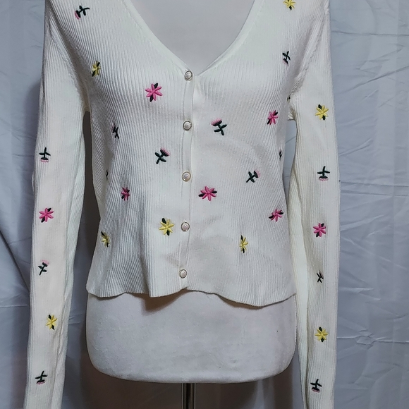 Chic White Cardigan with Floral Accents - Picture 1 of 5